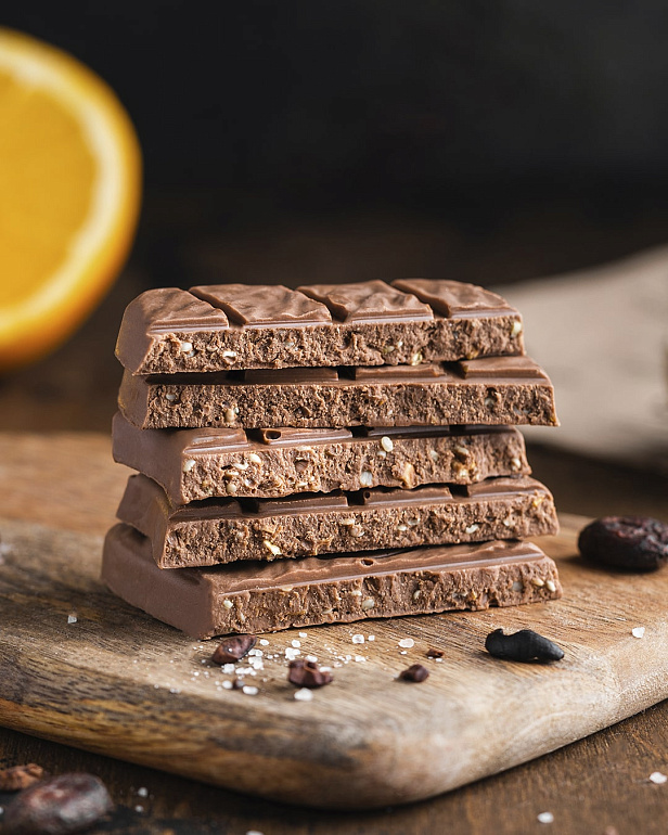 https://domchokolada.ruМолочный шоколад на растительном молоке с ядрами семян конопли, апельсином и гималайской солью, в разрезе