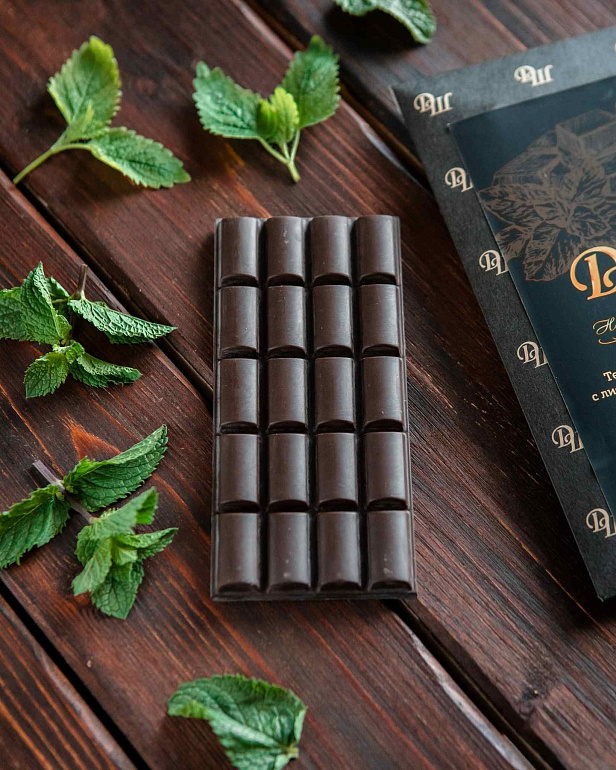 Темный шоколад с листьями ароматной мяты и мелиссы