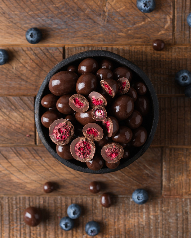 https://domchokolada.ruГолубика, клюква, малина в молочном шоколаде на миндальном молоке фото вид сверху