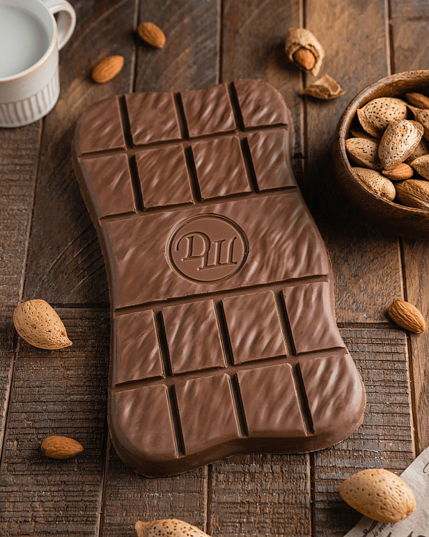 https://domchokolada.ruМолочный шоколад на миндальном молоке в слитке фото вид сбоку